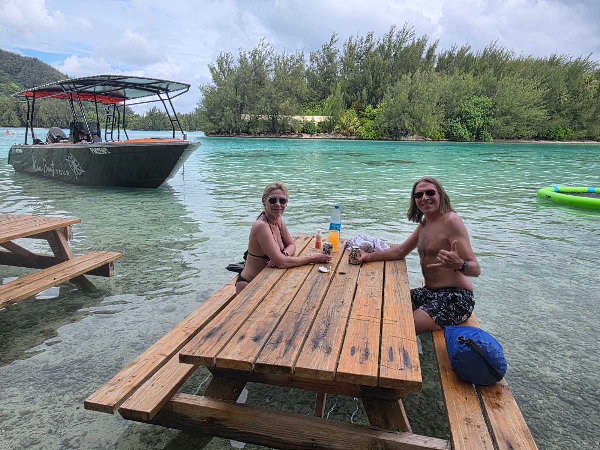 Lunch with your feet in the water in Moorea